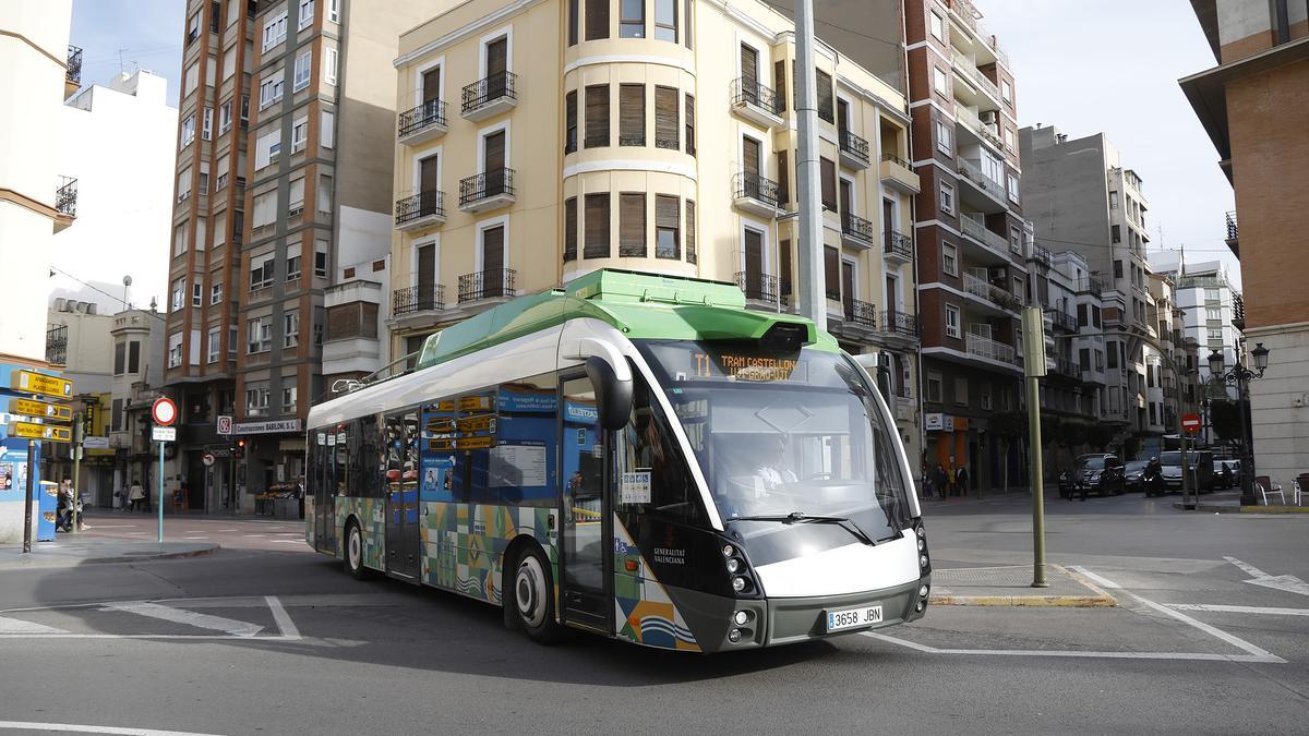 Un TRAM circula por la plaza de la Independencia de Castelló.