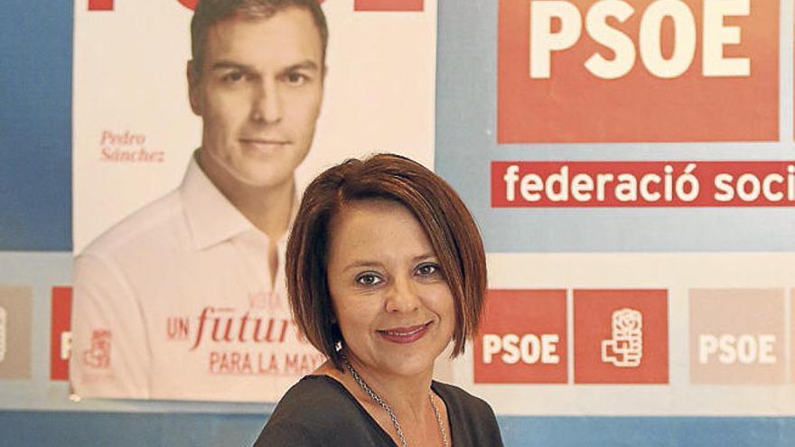 Sofía Hernanz, con un cartel de Pedro Sánchez al fondo.