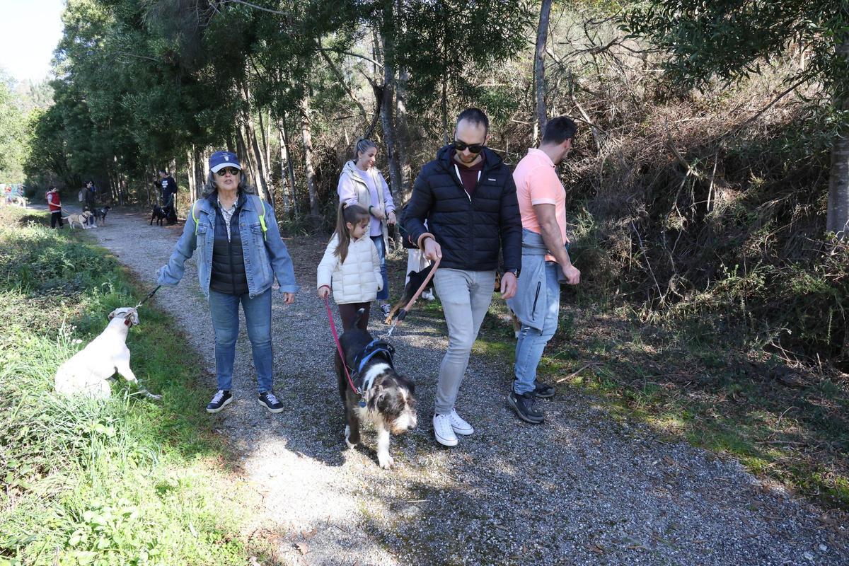 Un paseo por una buena causa: la protectora Os Biosbardos y FARO se unen en la suscripción solidaria