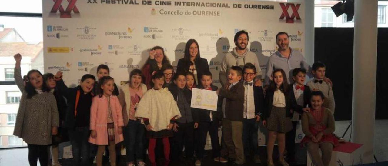 Los alumnos de A Illa presumen de su segundo premio en el Festival de Cine de Ourense, ayer. // FdV