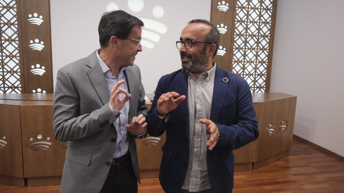 Miguel Ángel Gallardo y Miguel Ángel Morales, en la sala de prensa de la Diputación de Badajoz.