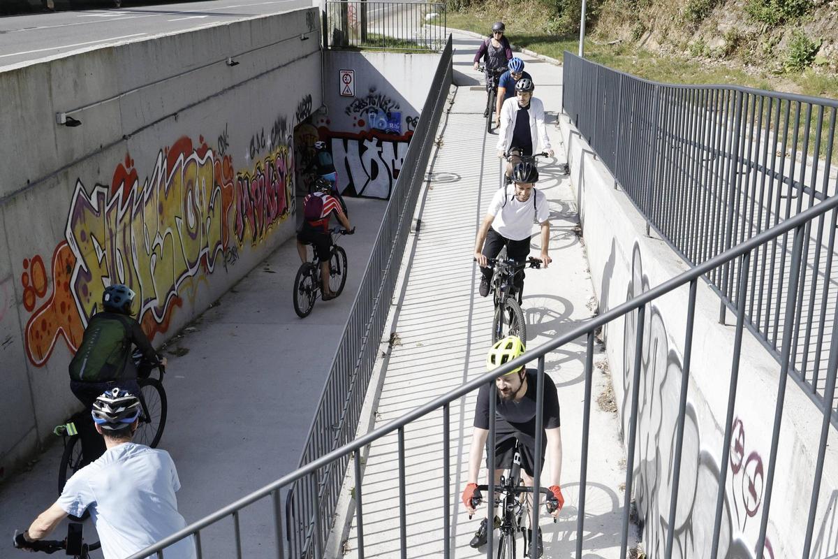 Una marcha ciclista reclama cambios en la movilidad de Santiago: "Pedimos que se pense tamén nas bicicletas e nos peóns" Una marcha ciclista reclama cambios en la movilidad de Santiago: "Pedimos que se pense tamén nas bicicletas e nos peóns"