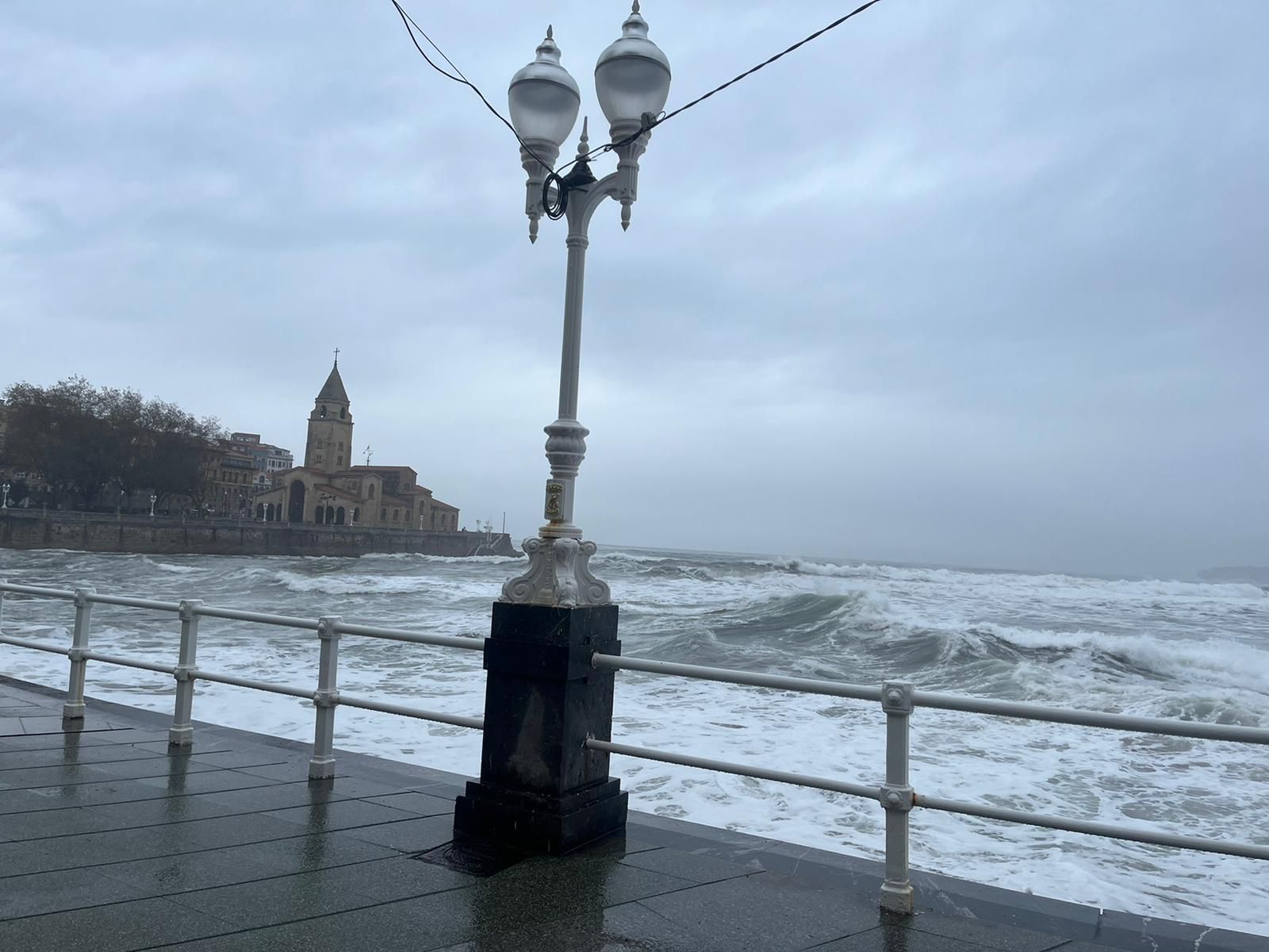 El oleaje sigue azotando la costa de Gijón