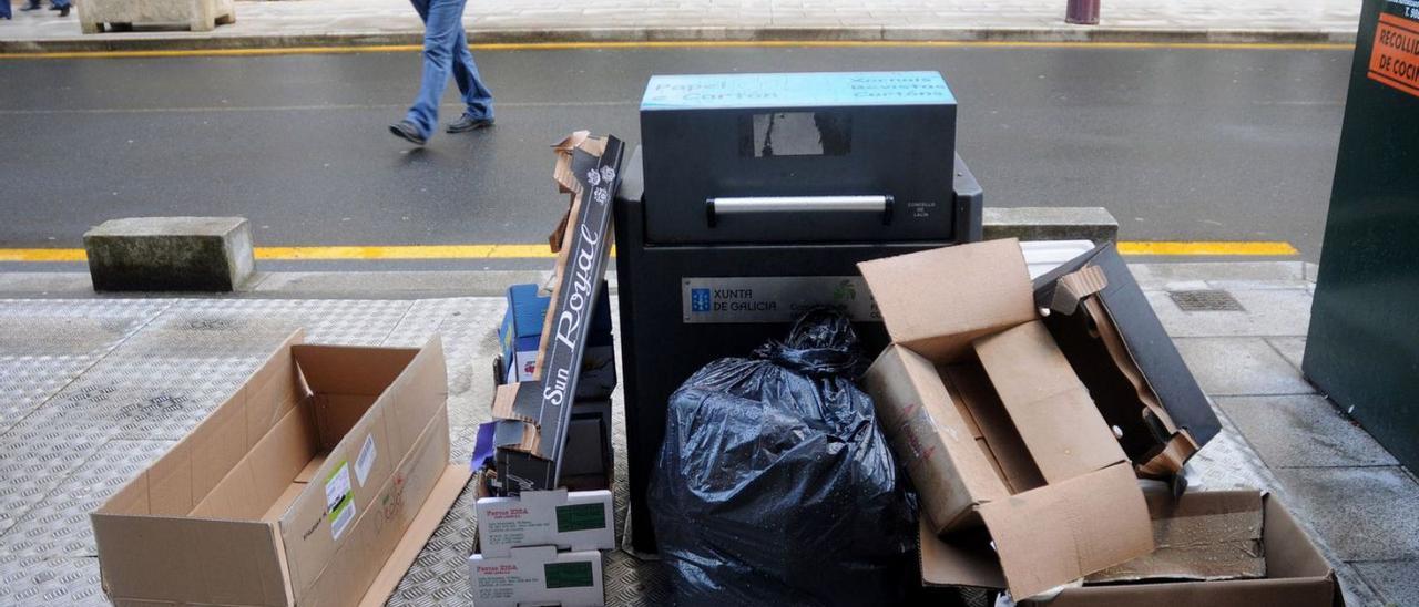 Contenedores llenos de basura en una zona comercial, en Lalín. |   // BERNABÉ/JAVIER LALÍN
