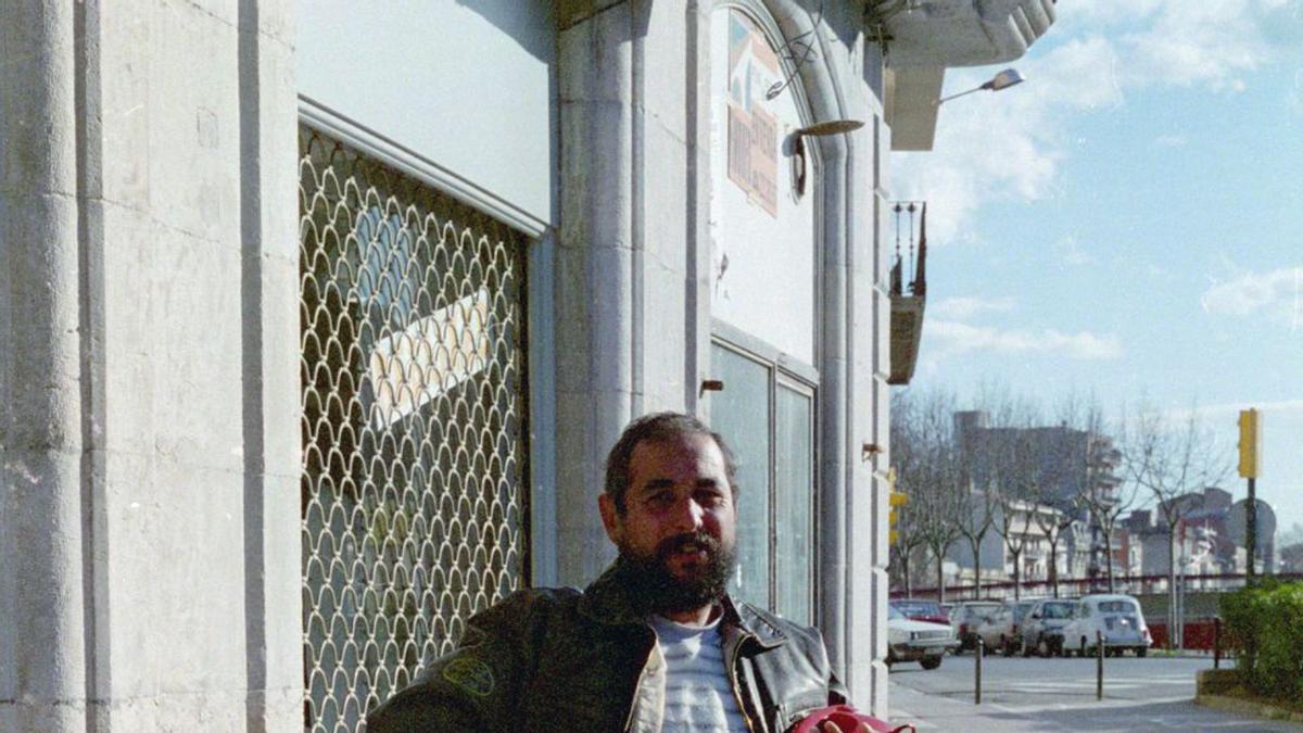 Una fotografia de l’Home del Telèfon de Girona que es pot veure a l’exposició. 