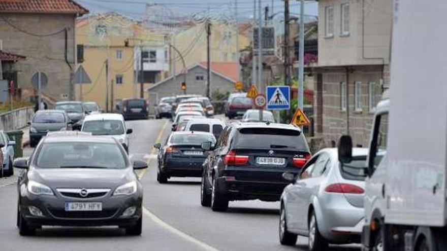 Tráfico intenso en la PO-308, uno de los viales más ruidosos.  // G. S.