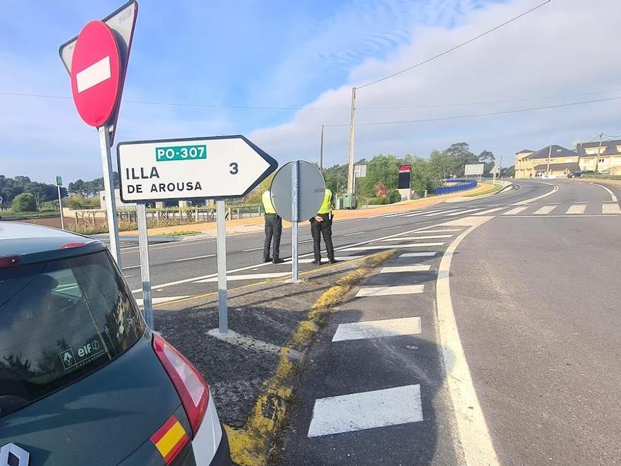 Uno de los controles de la benemérita, a la altura del puente de entrada al Concello de A Illa.