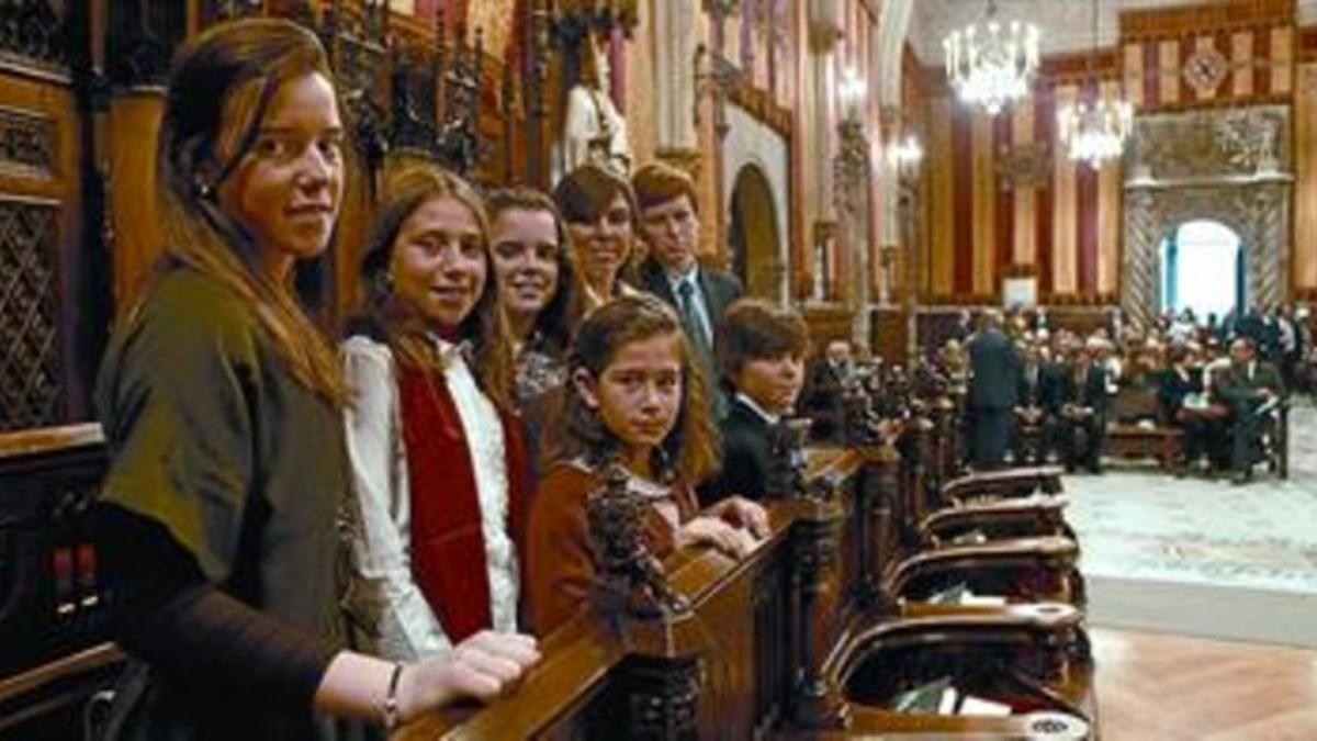 Sònia, Irene, Laura, Clara, David, Blanca y Victor, los siete nietos del exalcalde Enric Masó, ocuparon la segunda fila de los escaños del Saló de Cent bajo la atenta mirada de su abuela María Rosa Rahola.