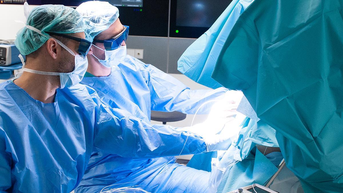 La intervención se realiza en un quirófano del nuevo bloque quirúrgico de cirugía sin ingreso de Clínica Rotger.