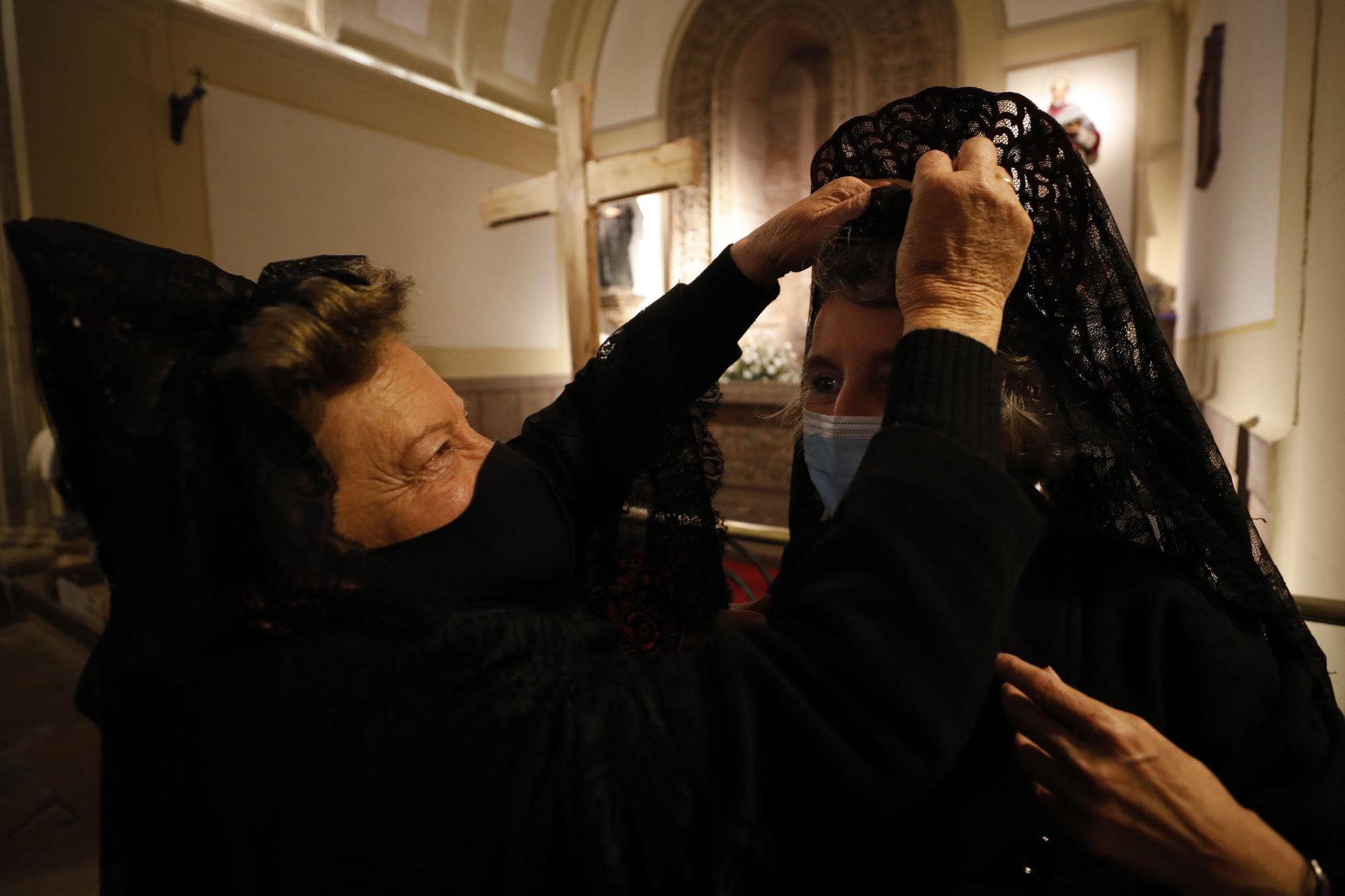 EN IMÁGENES: La lluvia da al traste con la procesión del Silencio en Oviedo, pero no ahoga el fervor cofrade