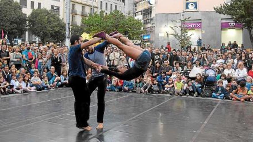 Els tres integrants de la companyia Estropicio van entusiasmar amb unes acrobàcies seguides per centenars d&#039;espectadors a Sant Domènec