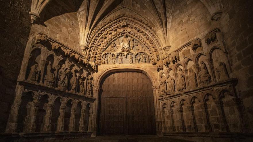 Pórtico de la iglesia Santa María la Real de La Hiniesta, Zamora.