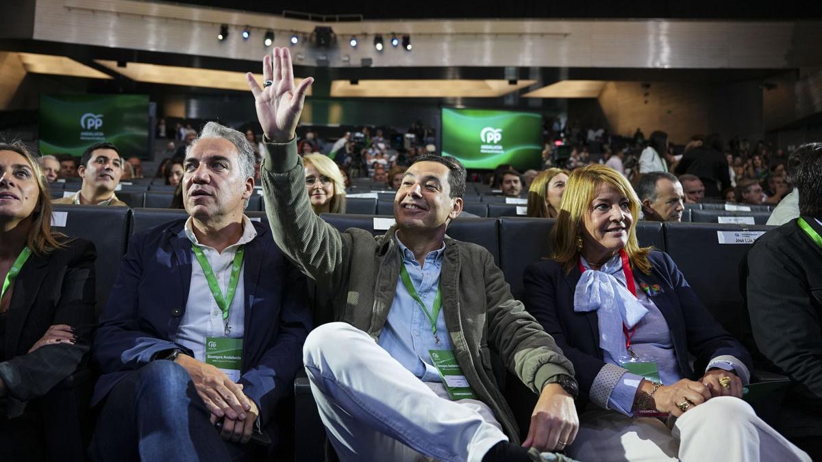 Moreno y Bendodo durante el comienzo del XVII Congreso del PP andaluz.