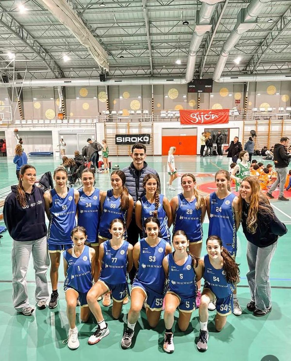 Las jugadoras de la categoría infantil del club de Baloncesto Culleredo con su entrenador