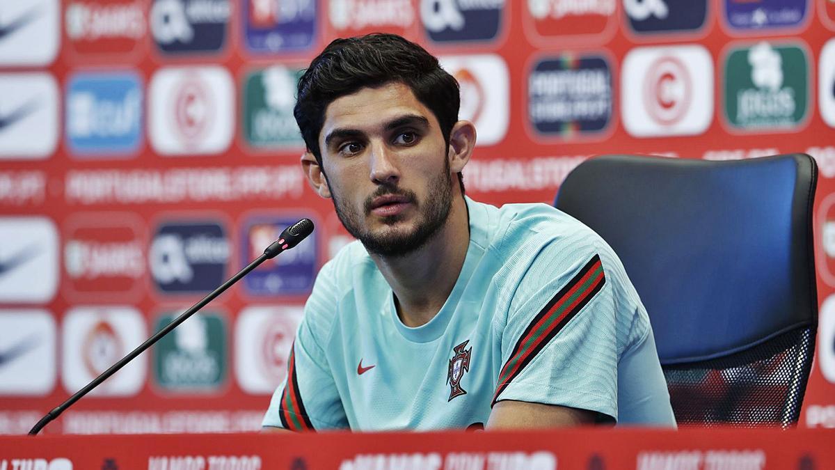 Gonçalo Guedes atiende a los medios durante la rueda de prensa de ayer con la selección de Portugal.  | REUTERS/BERNADETT SZABO