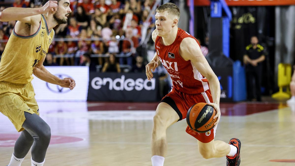 Elias Valtonen, davant de Satoransky, en un dels pocs partits que ha jugat aquesta temporada amb el Baxi