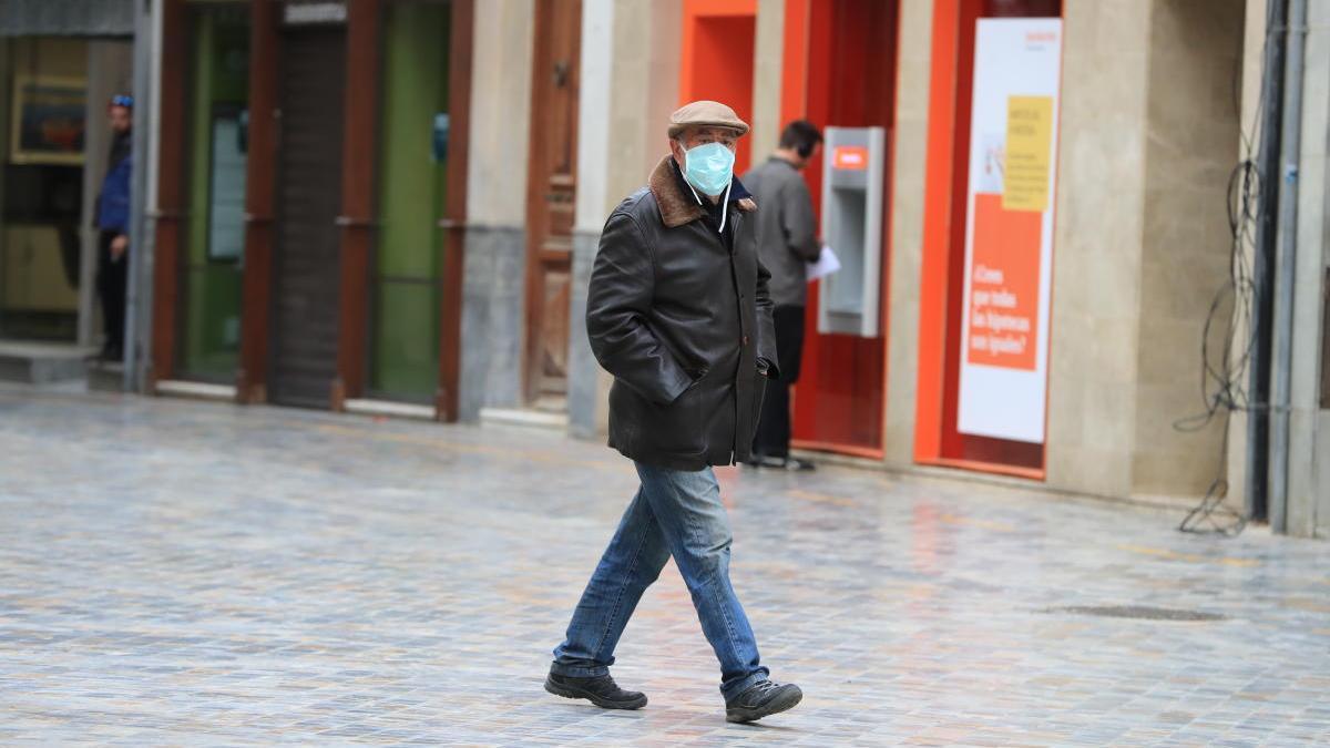 Una persona usando una mascarilla.