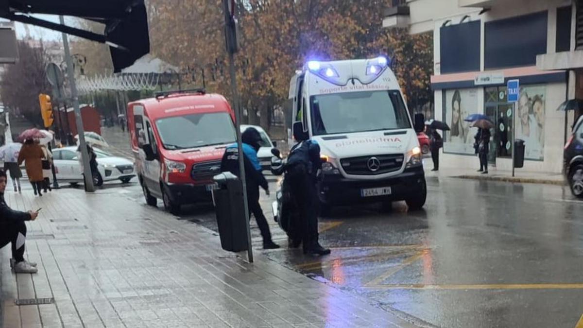 Policías y sanitarios, ayer, en la calle Diecisiete de Agosto de Gijón.