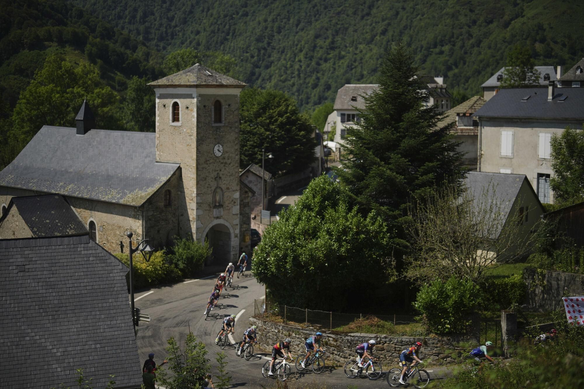 Riders climbs Col du Soulor pass during the twelfth stage of the Tour de France cycling race over 180.6 kilometers (112.2 miles) with start in Auch and finish in Hautacam, France, Thursday, July 17, 2025. (AP Photo/Thibault Camus) Associated Press / LaPresse Only italy and spain. EDITORIAL USE ONLY/ONLY ITALY AND SPAIN