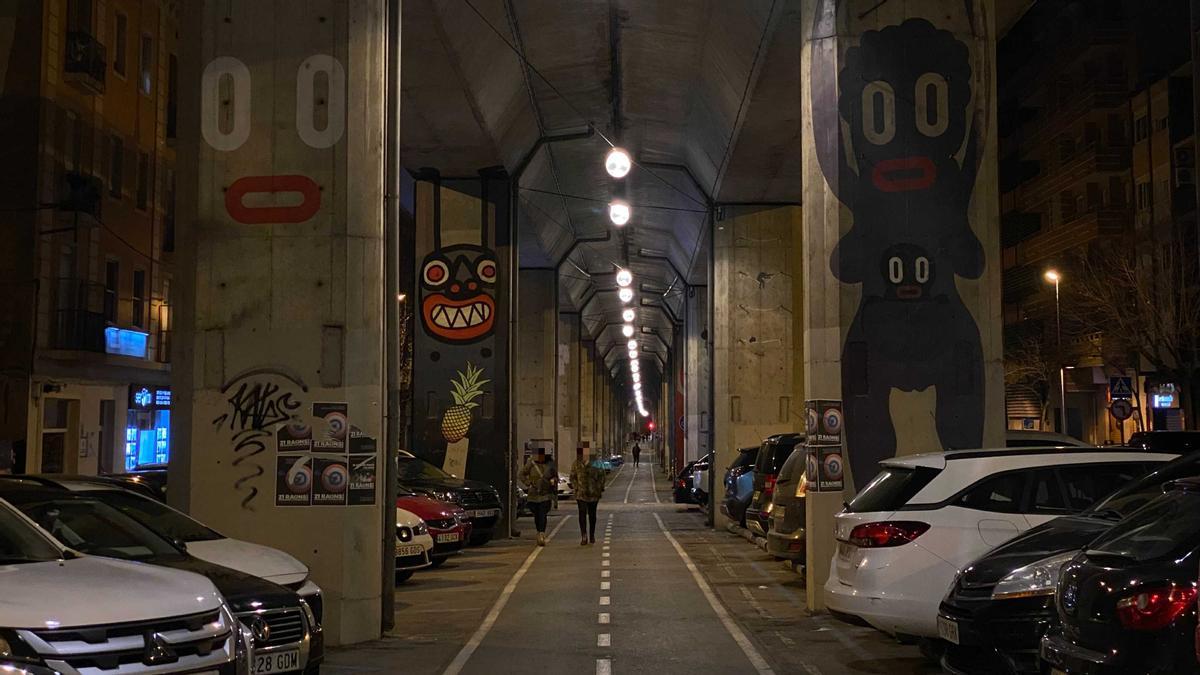 Vianants passejant pel carrer Bonastruc de Porta de Girona, de nit