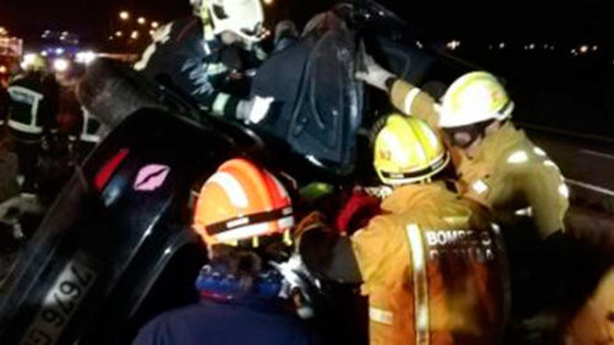 Cinco heridos en una colisión entre dos coches y una moto en la autovía de Inca