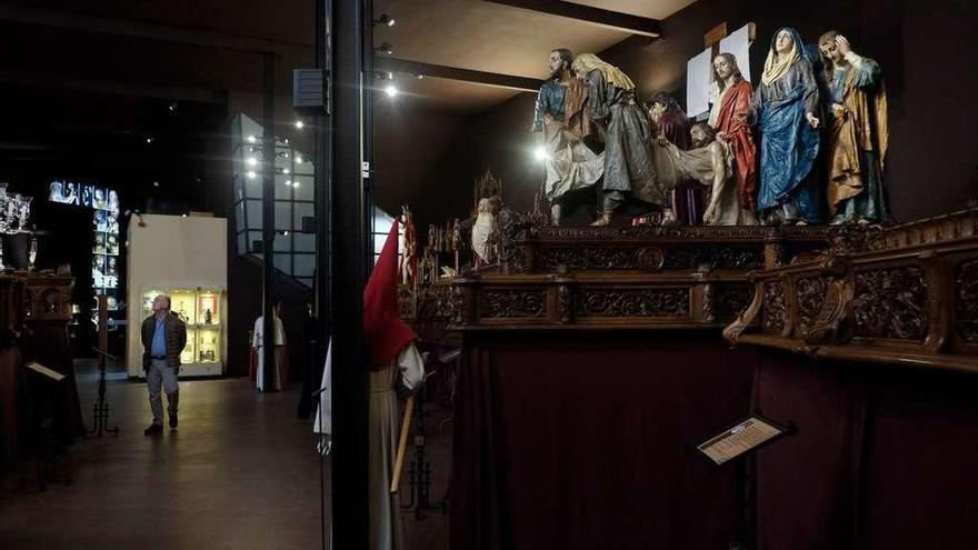 Aspecto del interior del Museo de Semana Santa, con los pasos en las mesas y maniquís de cofrades.