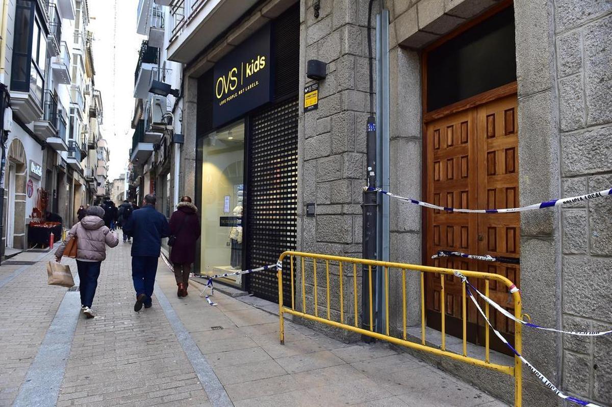 Vaya y precintos instalados en la calle del Sol de Plasencia, en diciembre, con motivo del derrumbe.
