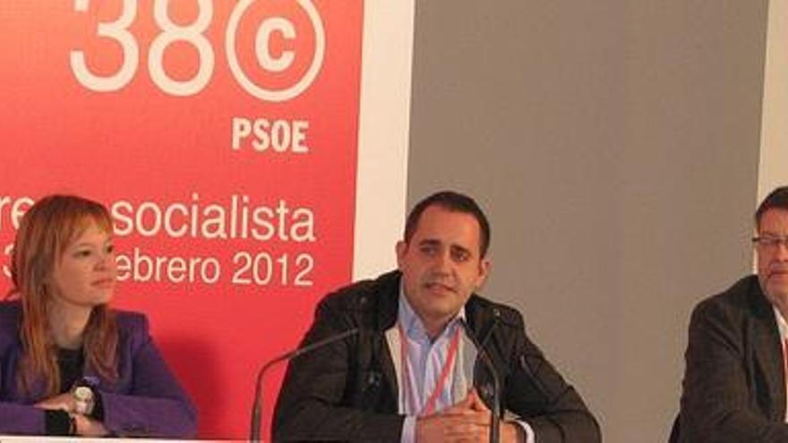 Pajín, Alarte y Chacón, con los delegados valencianos en el Congreso del PSOE en Sevilla, hoy.