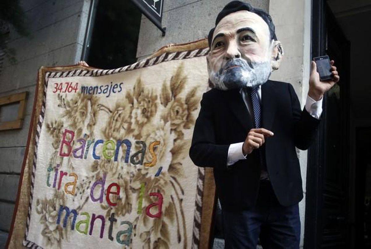 Un ’fals’ Rajoy, davant la manta en què s’insta Bárcenas a explicar tot el que sap. REUTERS / SERGIO PÉREZ Un ’fals’ Rajoy, davant la manta en què s’insta Bárcenas a explicar tot el que sap. REUTERS / SERGIO PÉREZ