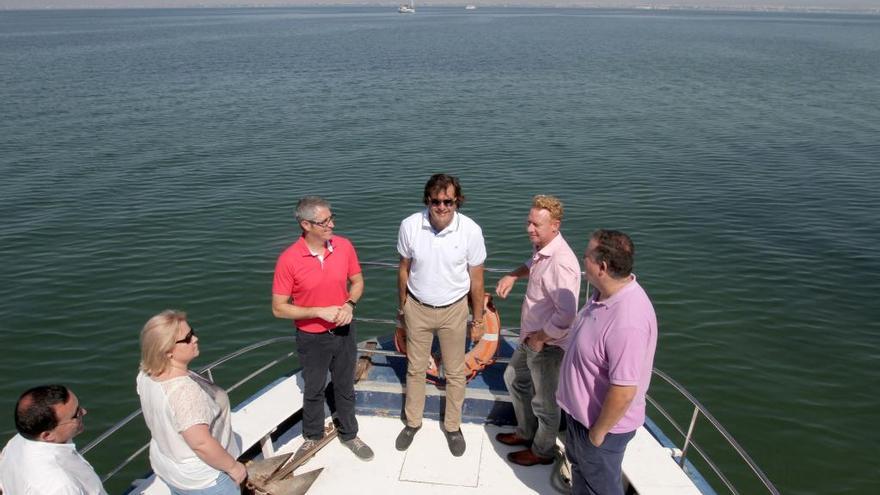 Los representantes de COEC en un barco durante la salida por el Mar Menor.