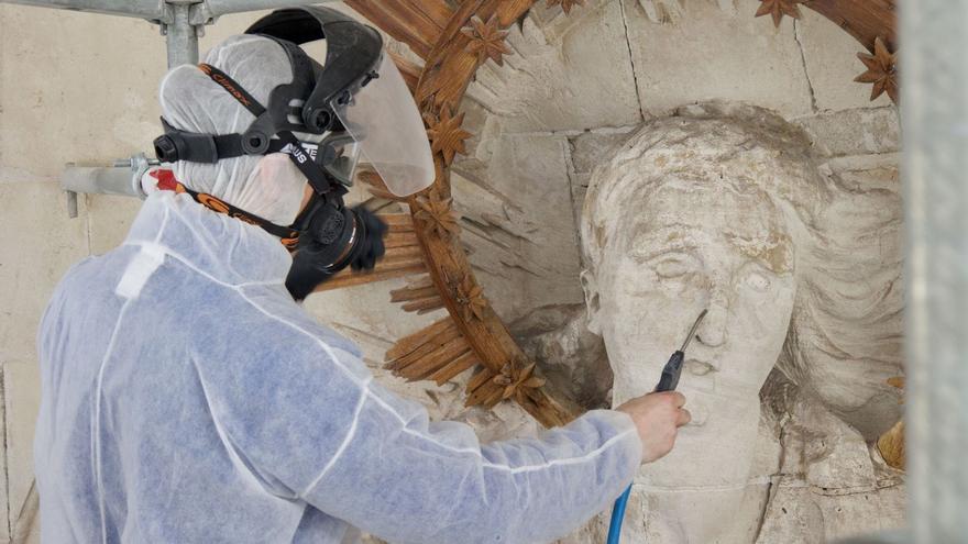 El imafronte de la Catedral pierde el color rojizo tras décadas de polvo sahariano