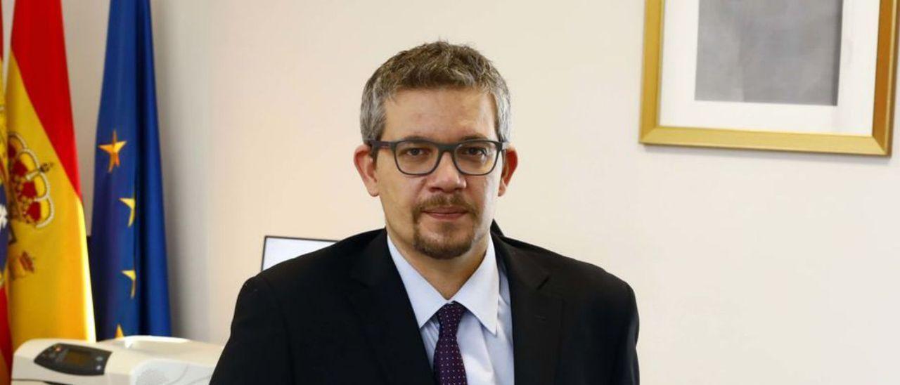 Raúl Camarón, director del Inaem desde 2019, en su despacho. / JAIME GALINDO