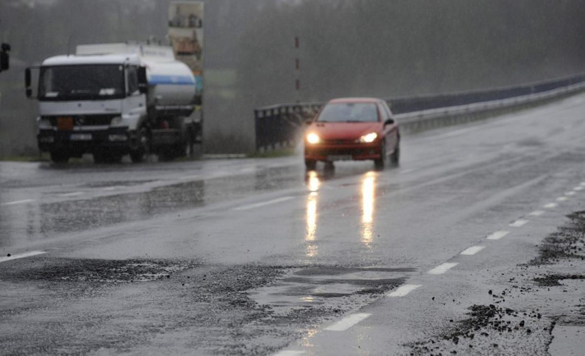La carretera está muy dañada en el puente sobre el río Deza.