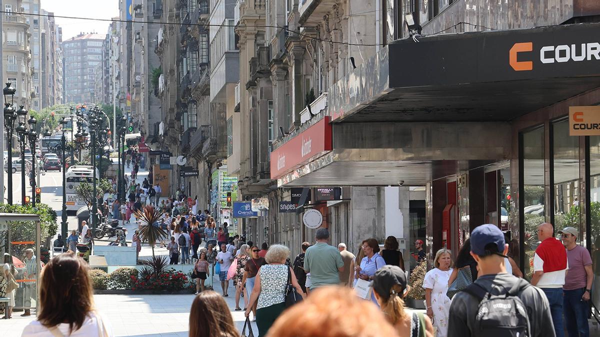 Gente circulando por la calle Urzáiz, en Vigo.