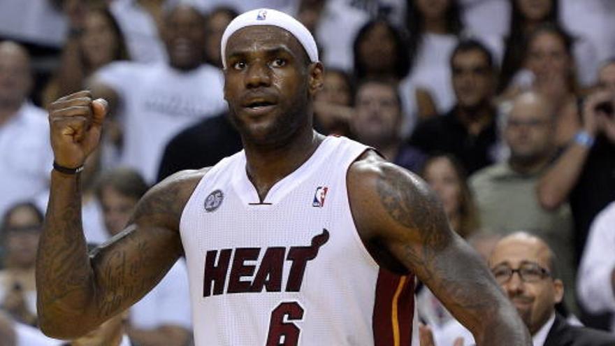 LeBron impone la ley de los campeones en Indiana