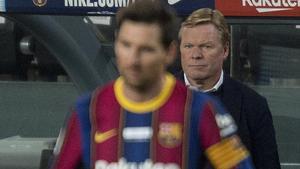 Barcelona  19 12 2020   Deportes         Koeman detras de un decepcionado Messi   durante el partido de liga entre el FC Barcelona y el Valencia    Fotografia de Jordi Cotrina