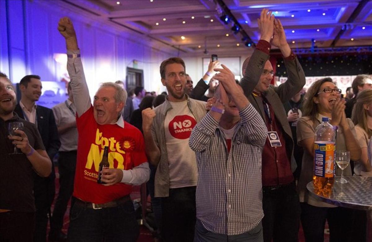 Simpatizantes del NO a la independencia escocesa celebran los primeros resultados sobre el referéndum en Glasgow