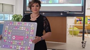 La psicóloga Paula Rodríguez, con el tablero del juego, ayer en el CEIP A Reigosa de Ponte Caldelas.