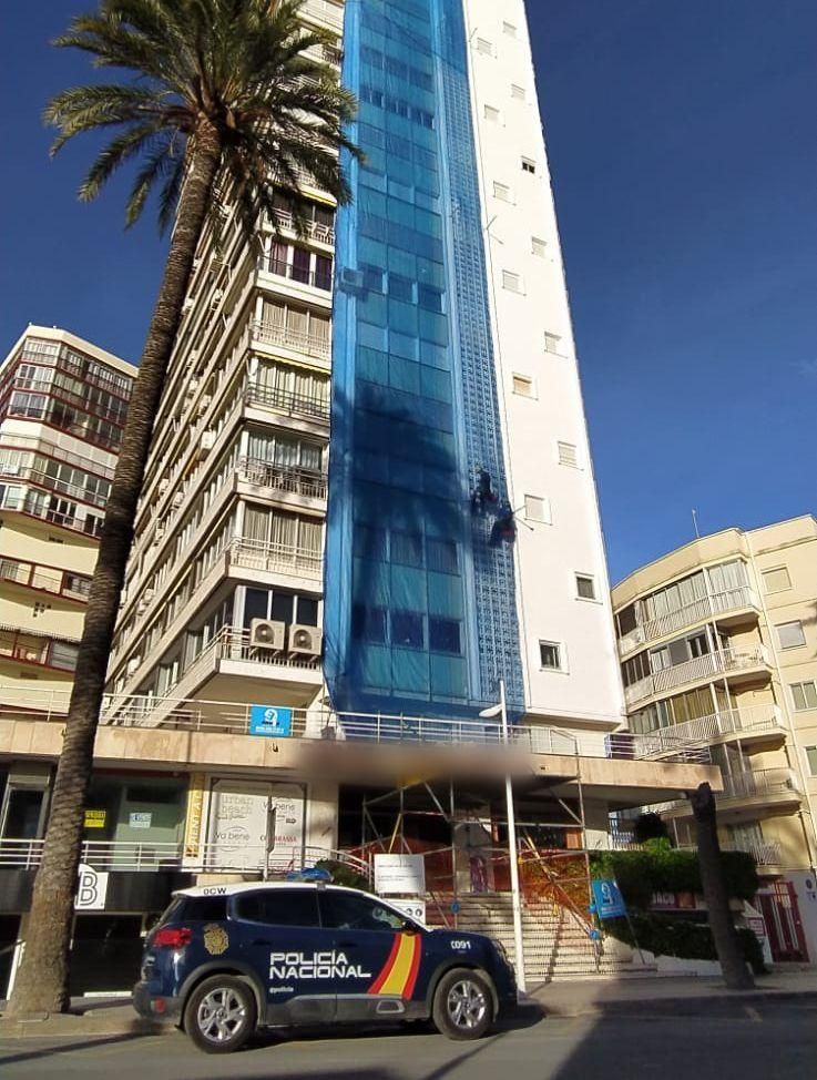 Una mujer corta las cuerdas a un operario que trabajaba colgado en la fachada de su edificio en Benidorm