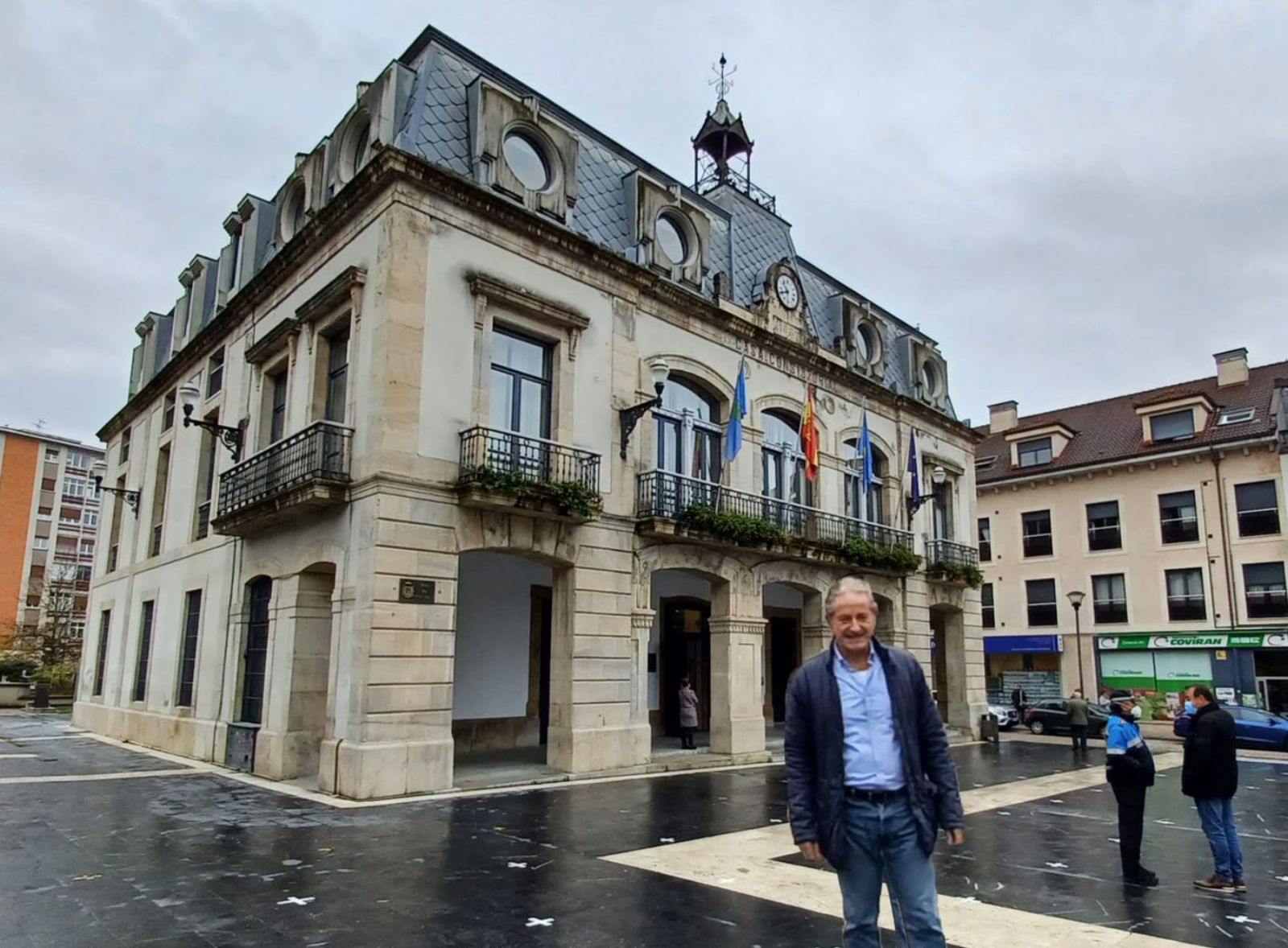 José Manuel  Rodríguez, ante el edificio del Ayuntamiento de Siero, en la Pola.