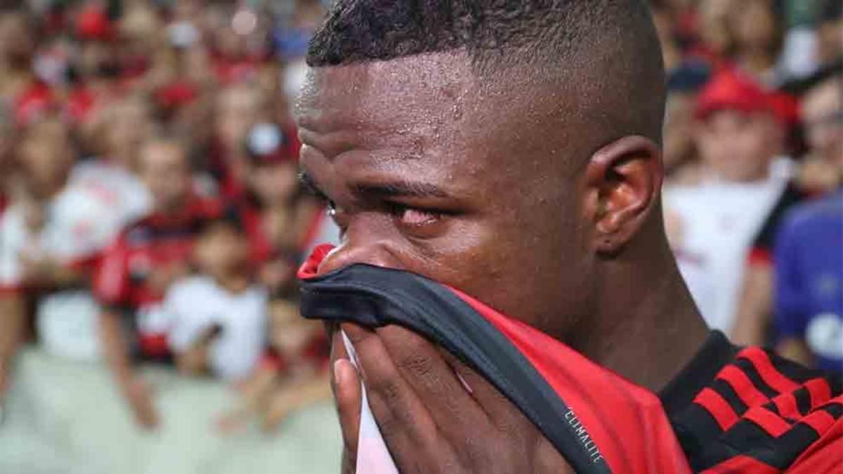 Vinicius lloró en su adiós al Flamengo