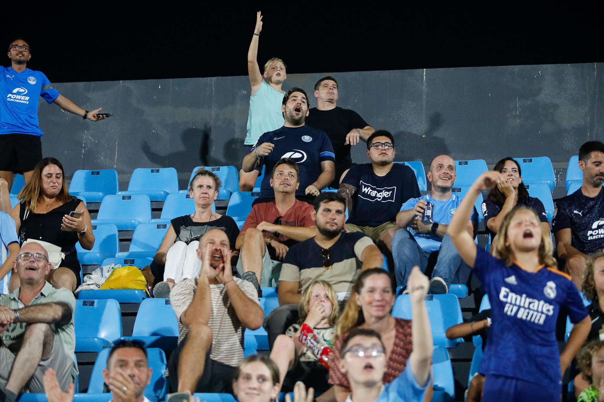 Palco lleno y gradas vacías en el partido entre la UD Ibiza y el RCD Mallorca.