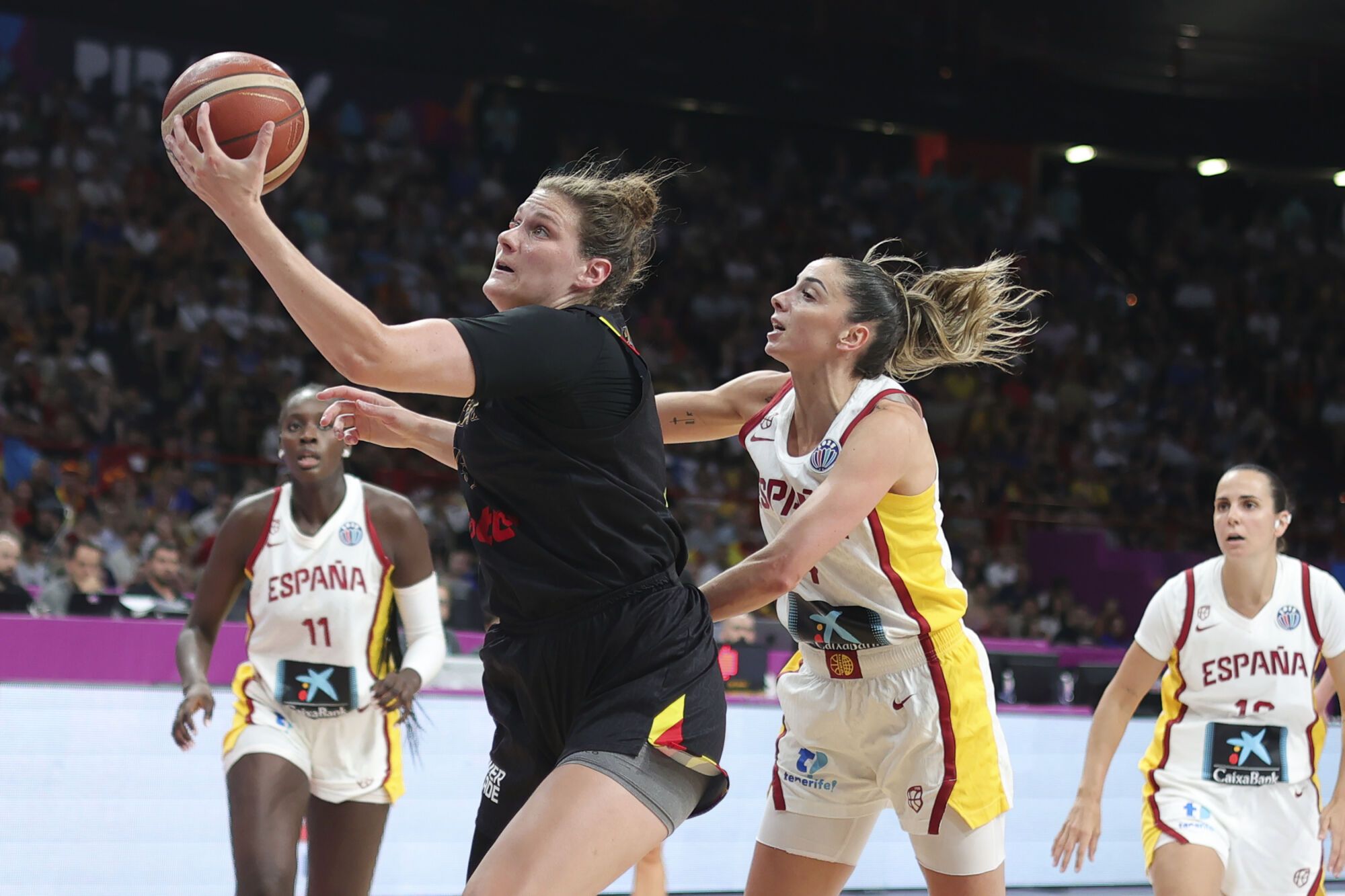 Belgium's Kyara Linskens, left, tries to score against Spain's Mariona Ortiz, during the FIBA Women's EuroBasket 2025 final match between Spain and Belgium at the Peace and Friendship Stadium in Piraeus near Athens, Greece, Sunday, June 29, 2025. (AP Photo/Yorgos Karahalis). EDITORIAL USE ONLY/ONLY ITALY AND SPAIN