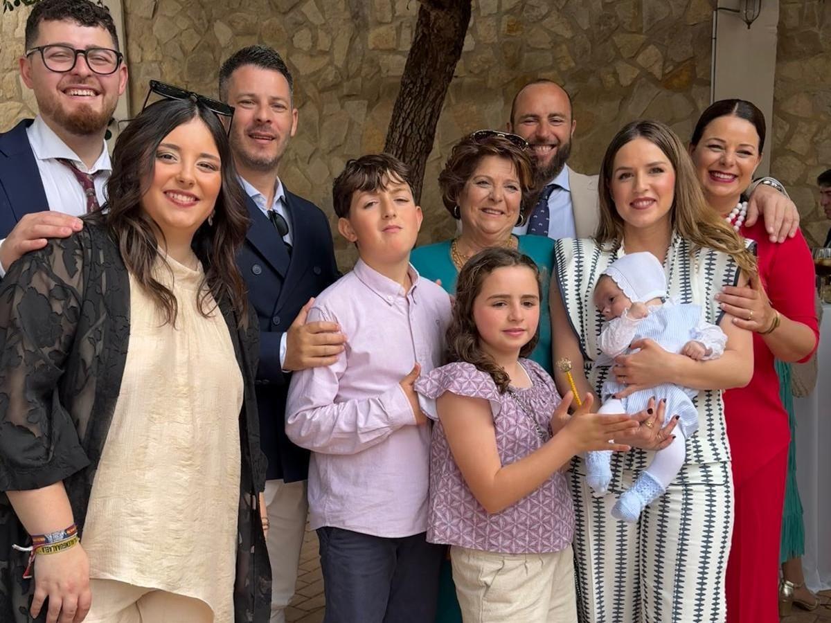 Jesús, su mujer y su hijo, con algunos familiares.