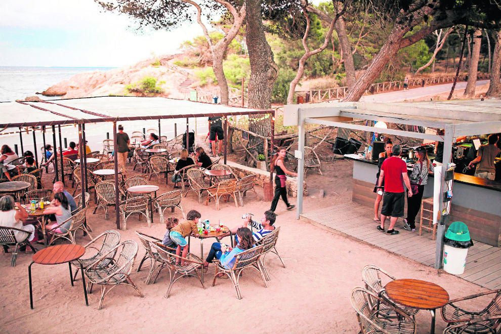 El beach bar gambo, situat a la platja del Portitxol de Sant Martí d'Empúries, celebra enguany el seu desè aniversari. El xiringuito ofereix una àmplia oferta de música en directe, sessions de DJ i una gran varietat de còctels, gintònics, mojitos i caipirinhes. Situat en una localització màgica, en una de les platjes amb més encant del litoral gironí, el xiringuito té espais dinàmics on també es pot degustar la seva selecció d'entrepans especials i amanides fresques