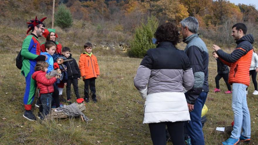 Infants fent-se una fotografia amb els follets després de trobar els seus tions