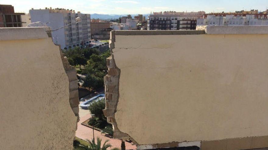 Un rayo impacta en la terraza de un edificio en Callosa