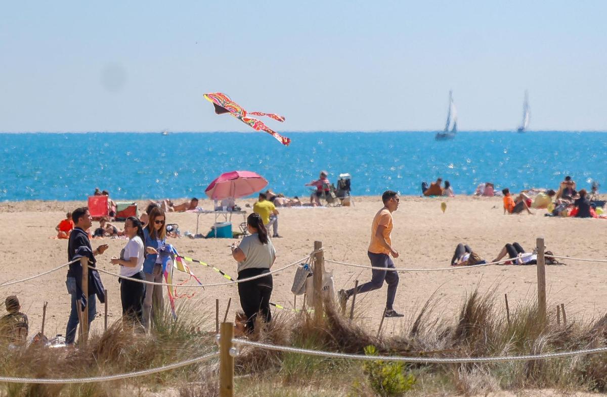 Cometas y comidas familiares en las playas del sur de València