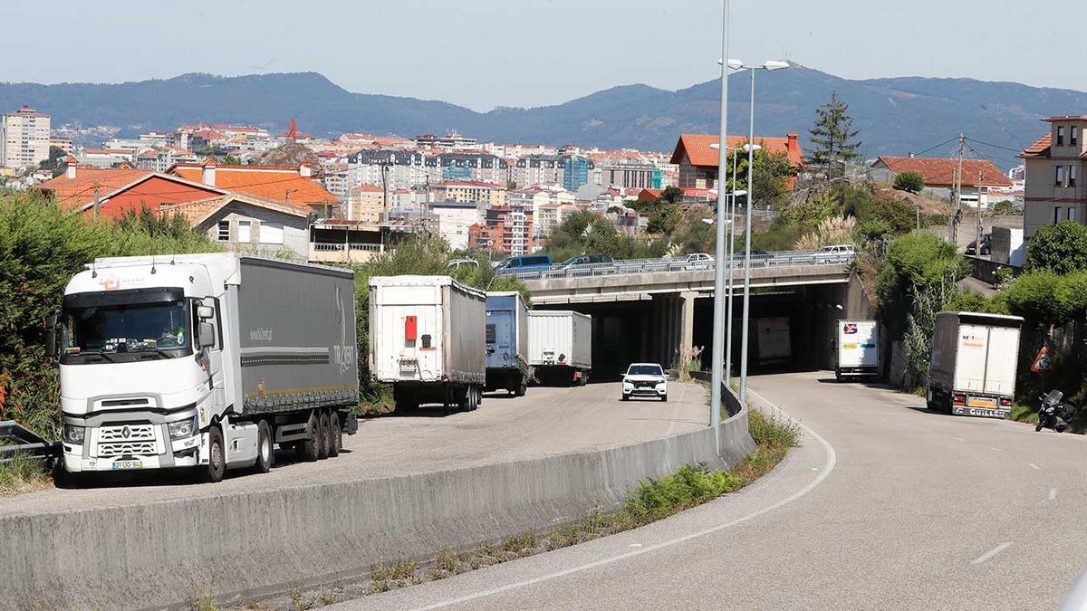 Camiones en la carretera de entrada a Stellantis