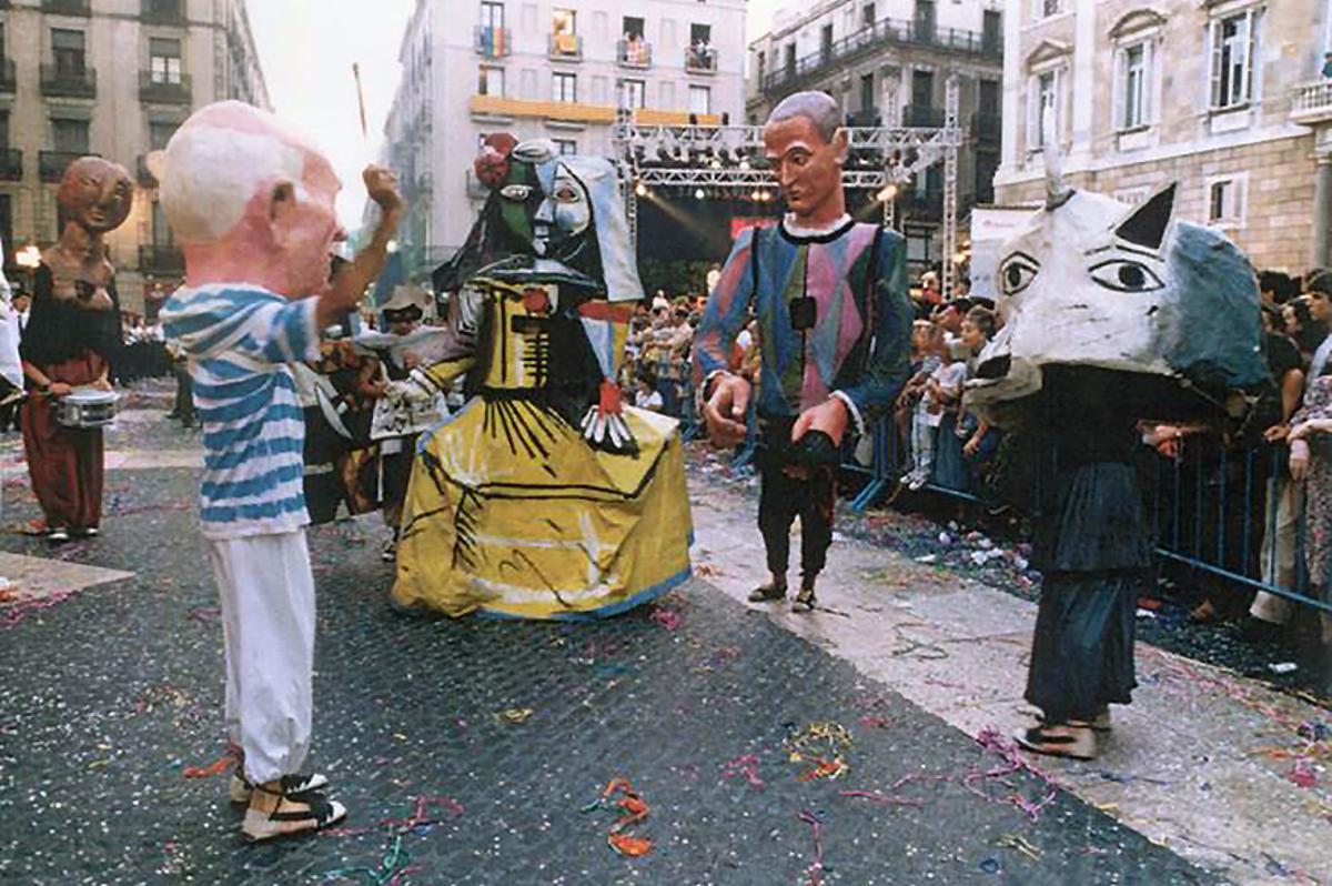 El séquito de cabezudos y gigantes dedicado a Picasso, en Barcelona. El séquito de cabezudos y gigantes dedicado a Picasso, en Barcelona.